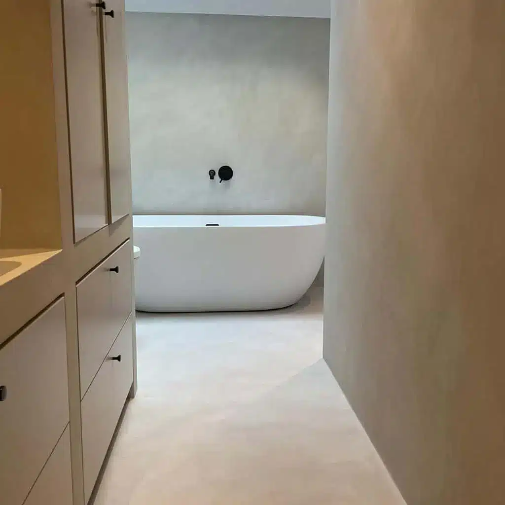 Betonlook-vloer-en-wand-badkamer
