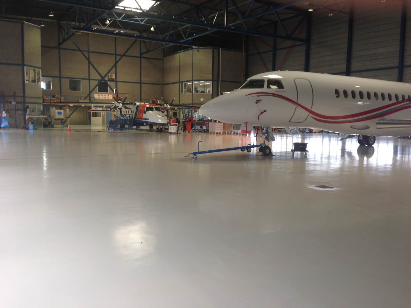 Epoxy Coating vliegtuig hangar – Industriele gietvloer – Schiphol – EP Coating – Motion Gietvloeren