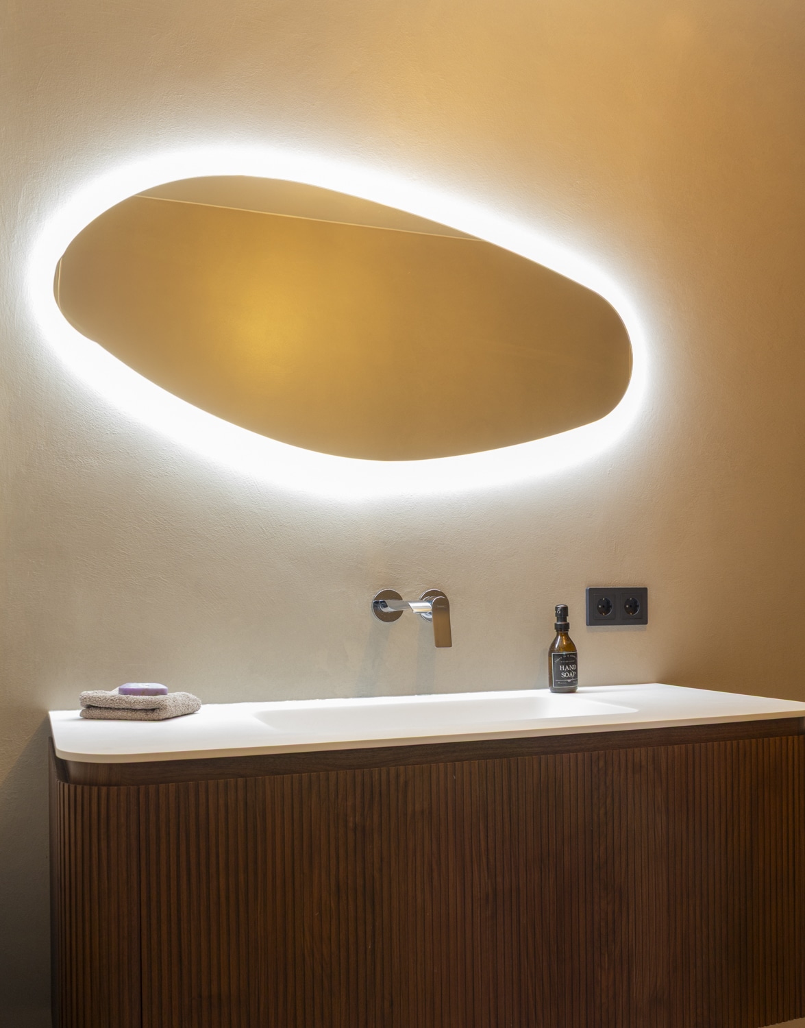 Motion Concrete Quartz Wall – Kleur Brandenburg – Gietvloer in badkamer – Motion Gietvloeren