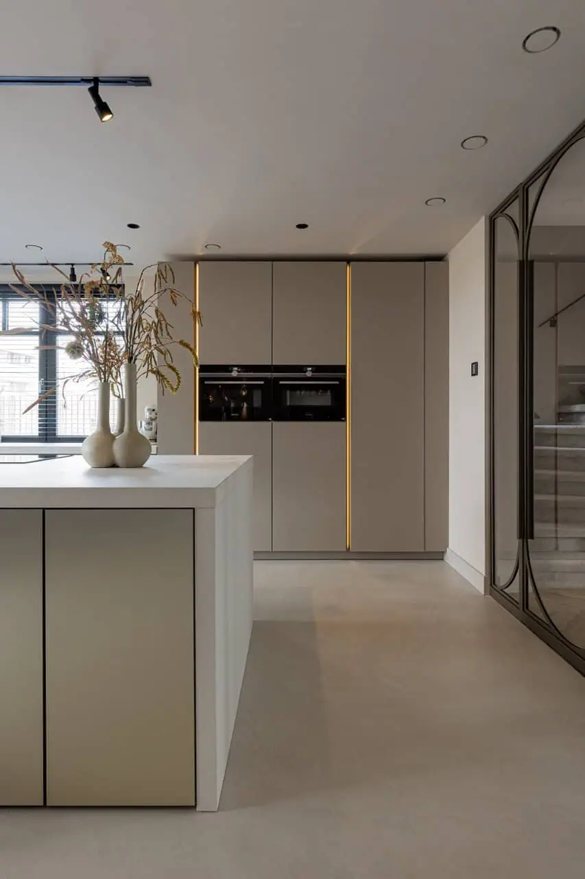 Motion-gietvloer-microcement-beige-x-Britte-Marcus-groot