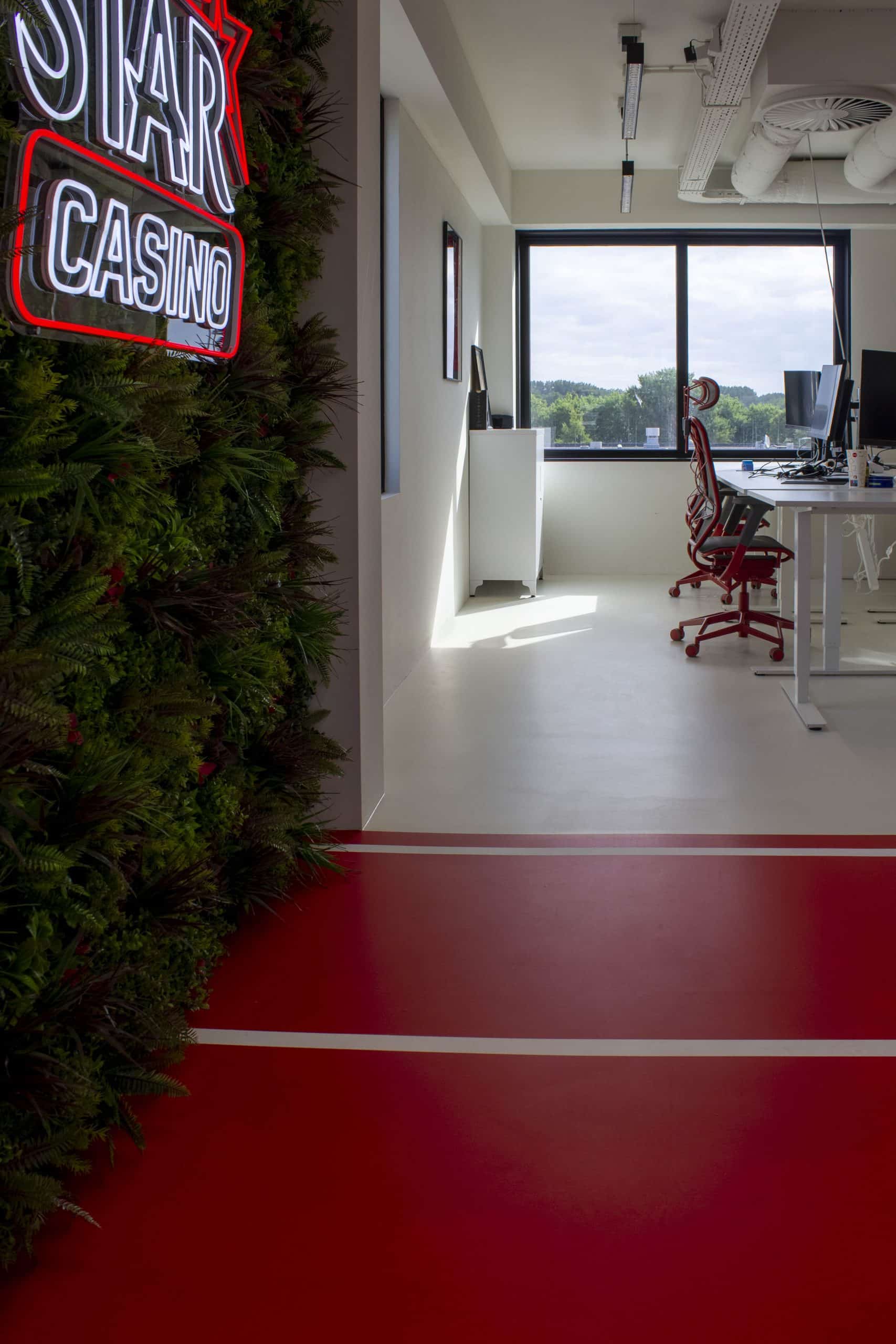 PU Business – Maatwerk gietvloer – Kleur Sugar & Scarlet – Motion Gietvloeren